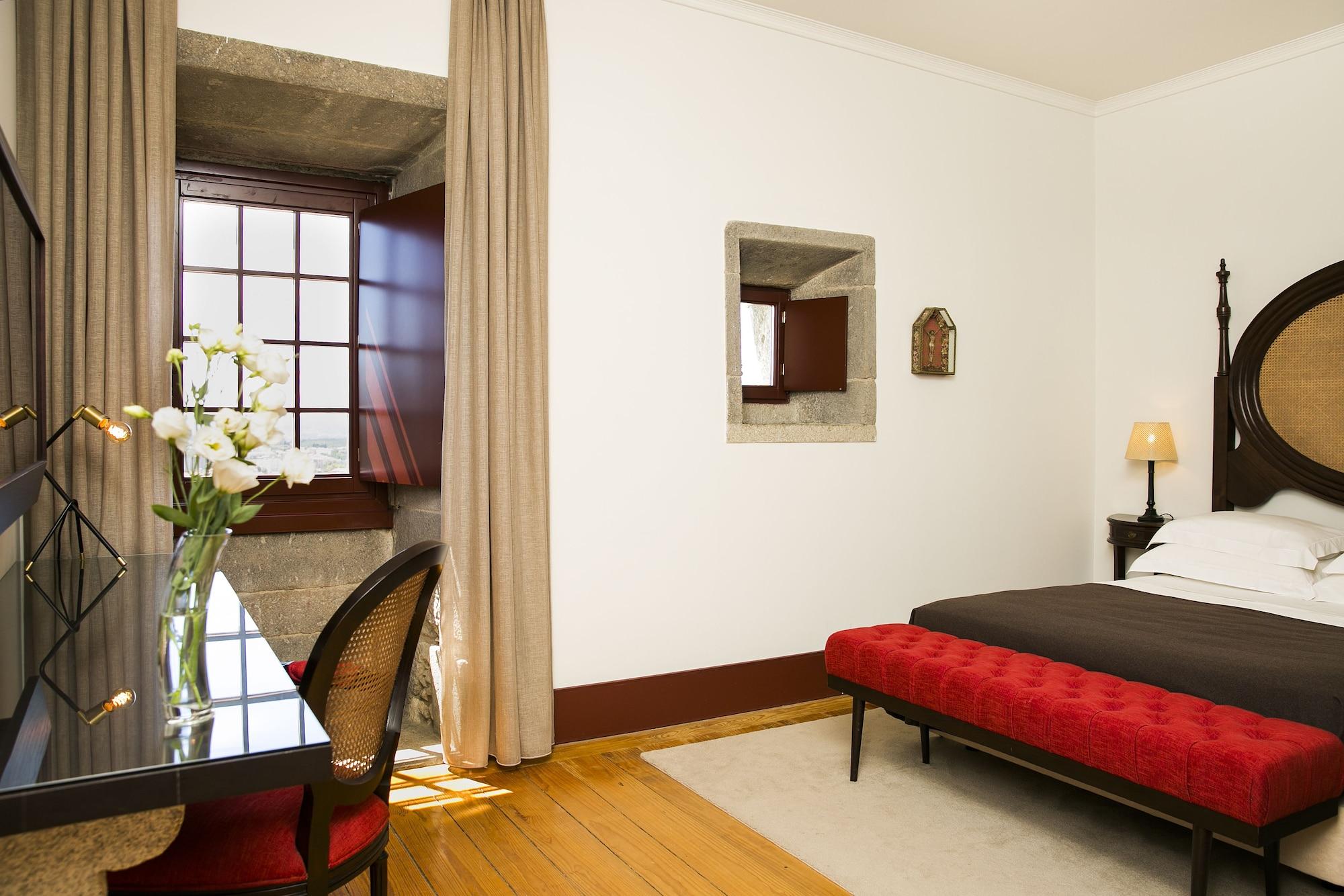 Pousada Mosteiro De Guimaraes Luaran gambar A room at the Hotel do Porto