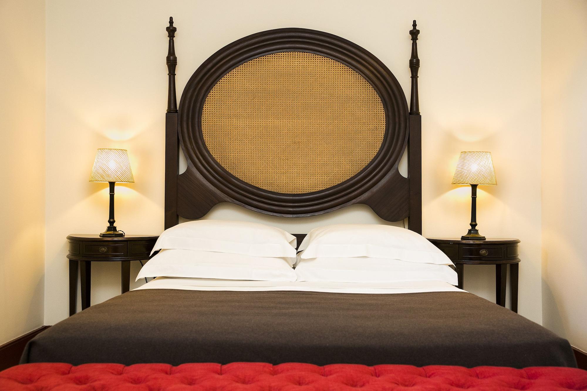 Pousada Mosteiro De Guimaraes Luaran gambar A bed with a headboard