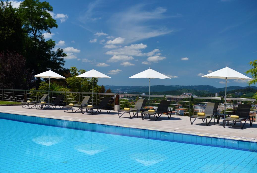 Pousada Mosteiro De Guimaraes Luaran gambar The swimming pool at the Hotel