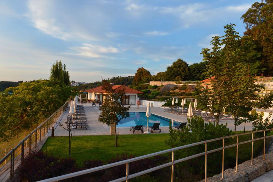 Pousada Mosteiro De Guimaraes Luaran gambar The swimming pool at the hotel