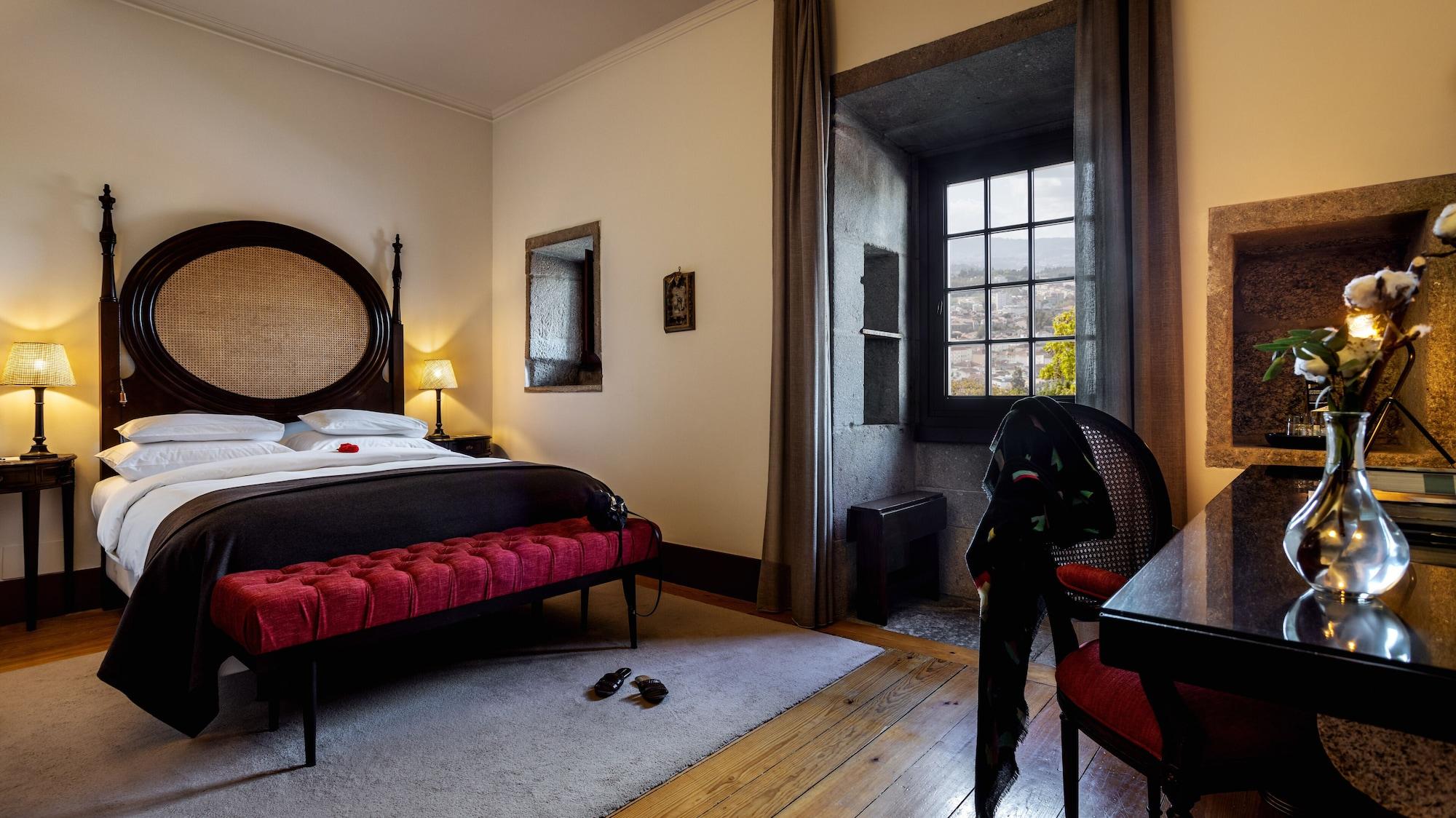 Pousada Mosteiro De Guimaraes Luaran gambar A room at the Hotel Gran Vía