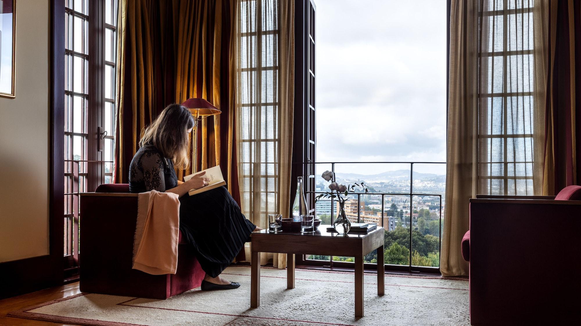 Pousada Mosteiro De Guimaraes Luaran gambar A woman reading in a room