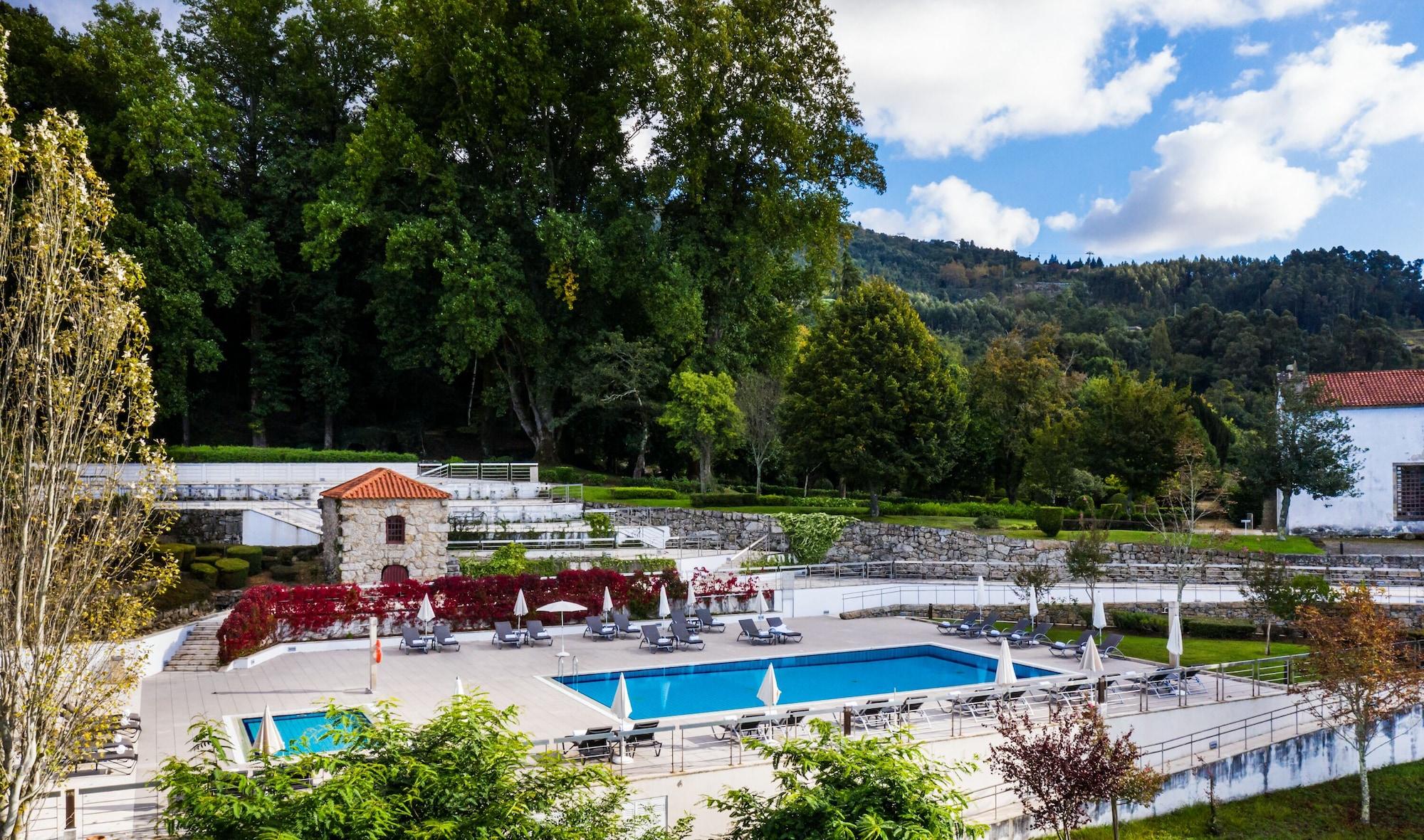 Pousada Mosteiro De Guimaraes Luaran gambar The swimming pool at the Pousada de Óbidos