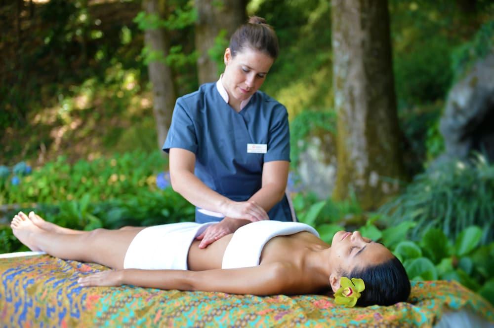 Pousada Mosteiro De Guimaraes Luaran gambar A massage therapist working on a client