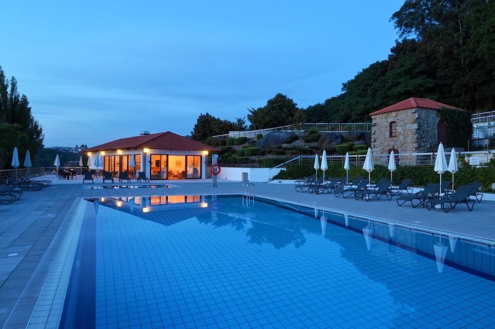 Pousada Mosteiro De Guimaraes Luaran gambar The swimming pool at the hotel