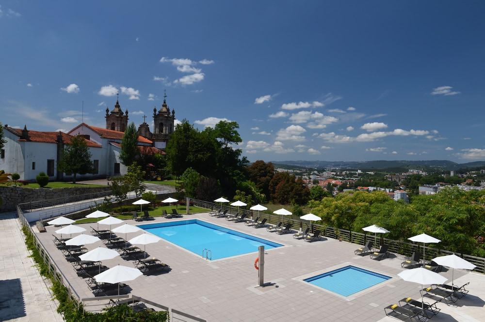 Pousada Mosteiro De Guimaraes Luaran gambar The swimming pool at the Hotel