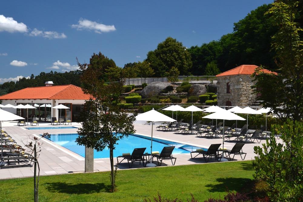 Pousada Mosteiro De Guimaraes Luaran gambar The swimming pool at the Pousada de Óbidos