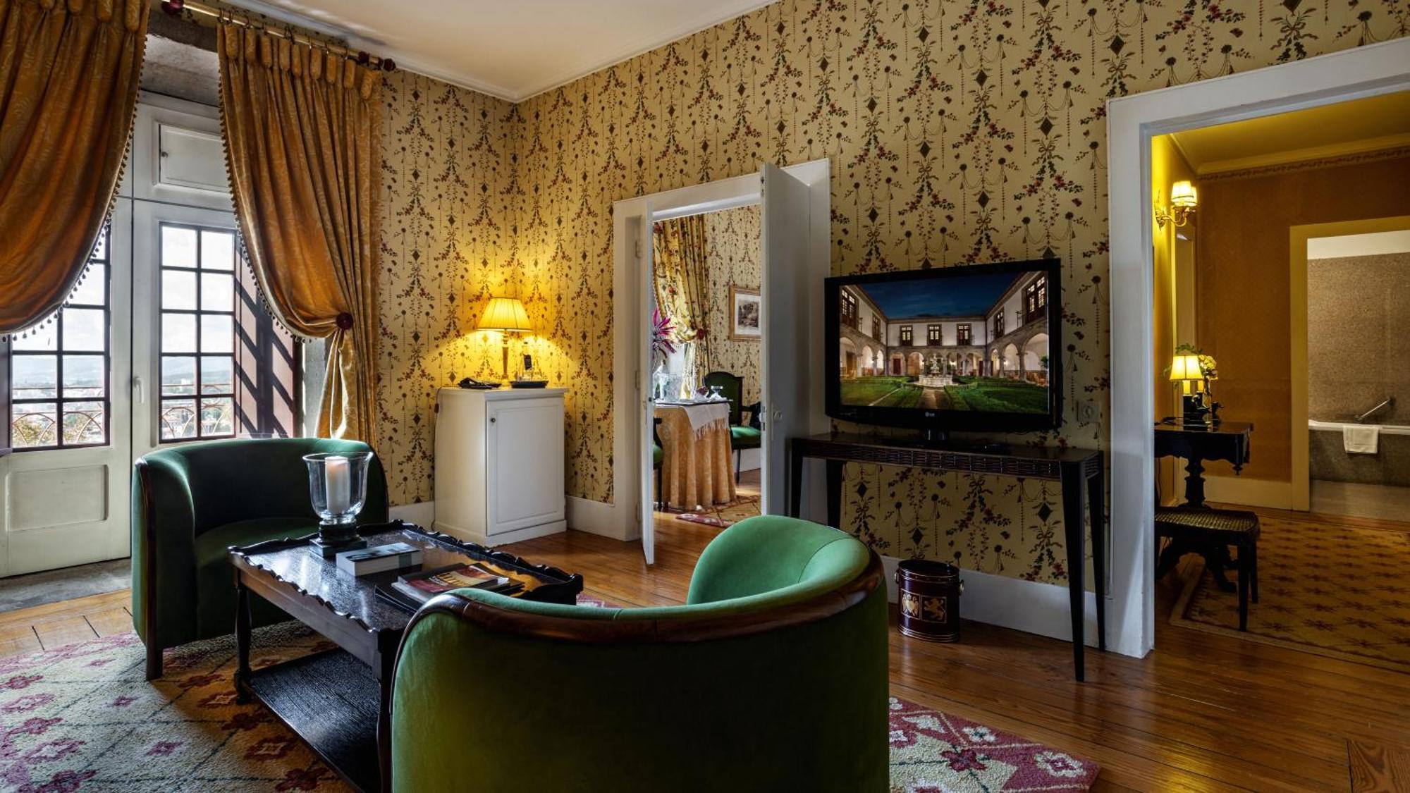 Pousada Mosteiro De Guimaraes Luaran gambar A suite at the hotel
