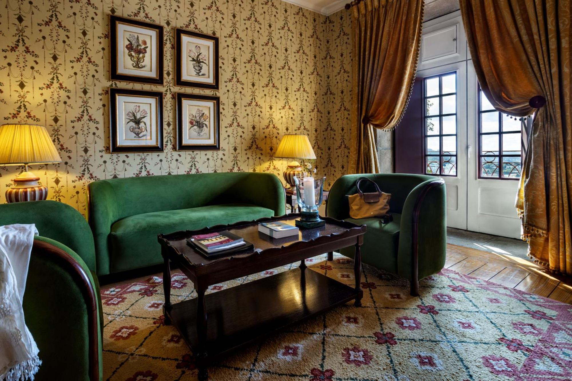 Pousada Mosteiro De Guimaraes Luaran gambar A suite at the Hotel de Crillon