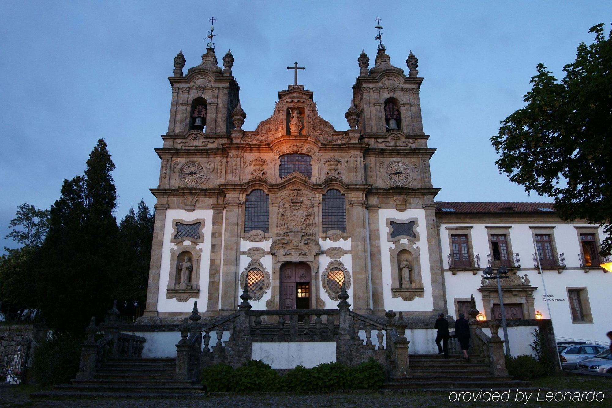 Pousada Mosteiro De Guimaraes Luaran gambar The front facade of the church of the Pousada de Lindoso