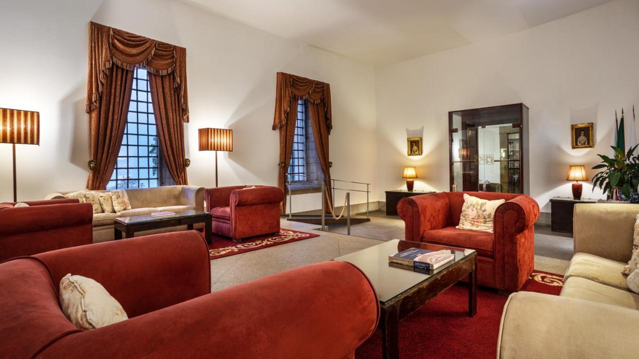 Pousada Mosteiro De Guimaraes Luaran gambar The living room of the suite