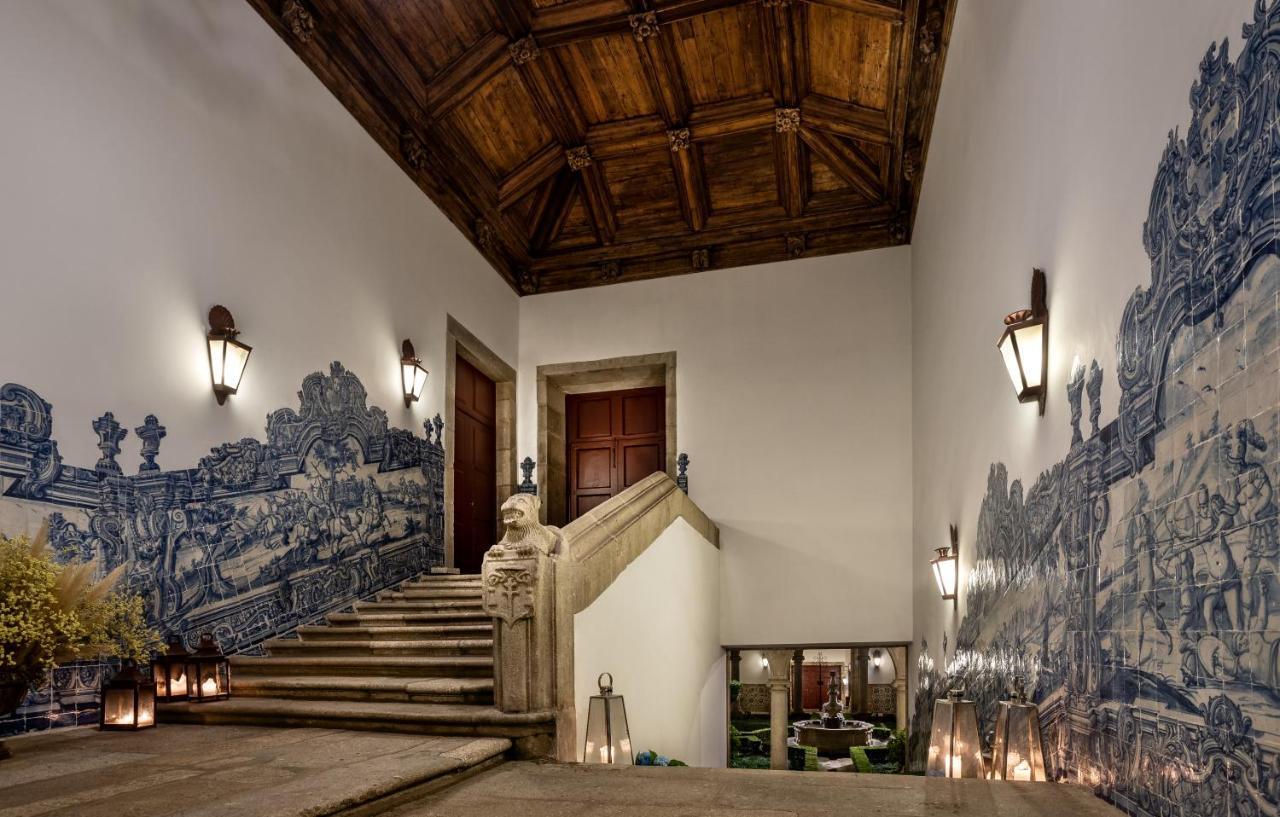 Pousada Mosteiro De Guimaraes Luaran gambar The entrance to the palace, with the azulejo panels